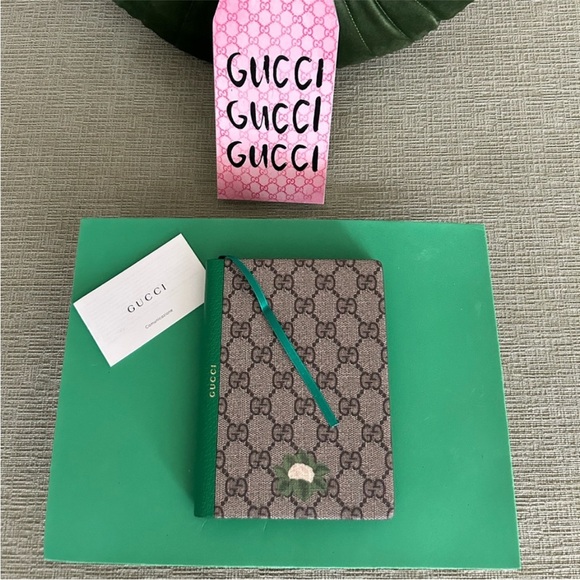 GUCCI x DISNEY COLLAB RARE NOTEBOOK BRAND NEW AUTHENTIC& LUXURY/AUTH CARD - Picture 6 of 7